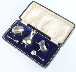 An octagonal silver 3 piece condiment set Birmingham 1924, 86 grams, cased together with 2 spoons 