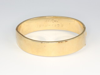 A yellow metal stamped 585 hollow bracelet 28.9 grams