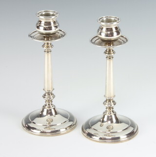 A pair of stylish tapered silver candlesticks London 1911, 17cm 