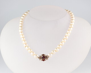 A 9ct yellow gold cultured pearl necklace with garnet and seed pearl clasp 36cm, pearls approx. 5mm 