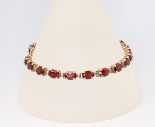 A 9ct yellow gold garnet bracelet, 18cm, 15 grams