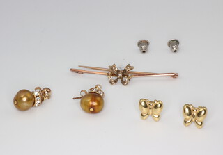 A yellow metal 9ct pearl brooch and a pair of stud earrings 3.1 grams and 1 other pair of earrings