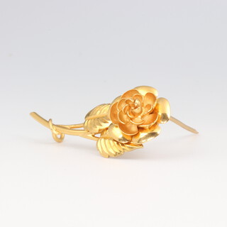 A yellow metal brooch in the form of a rose 6 grams, 4cm 