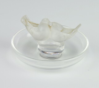 A Lalique pin tray with 2 love birds, engraved lalique france, 10cm diam. 