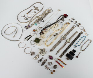 A quantity of silver and other costume jewellery 