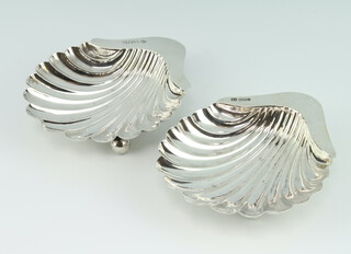 A pair of Edwardian silver shell shaped butter dishes London 1905, 120 grams 
