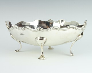 A silver shallow bowl raised on pad feet Sheffield 1914 20cm, 290 grams 