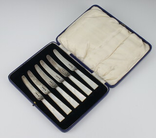 A cased set of 6 Art Deco silver and mother of pearl butter knives by John Sanderson  & Son Ltd. Sheffield 1938, cased 