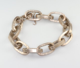 A stylish brushed silver oval link bracelet, 54 gms
