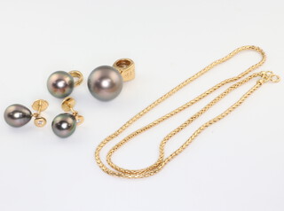 An 18ct yellow gold necklace, 42cm, an 18ct mounted grey cultured pearl pendant and a pair of 18ct yellow gold ear studs, 20 gms