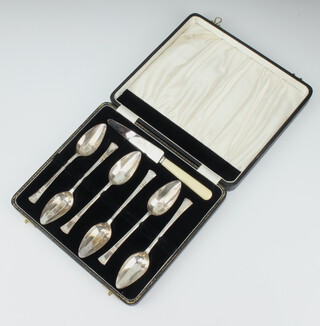 A cased set of 6 Art Deco silver grapefruit spoons Sheffield 1938, 122 grams, cased, together with a grapefruit knife 