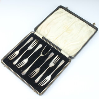 A set of 7 silver pastry forks Birmingham 1932, 108 grams, cased 

