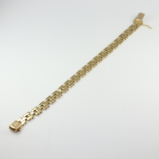 An 18ct flat link bracelet, 17cm, 15gms