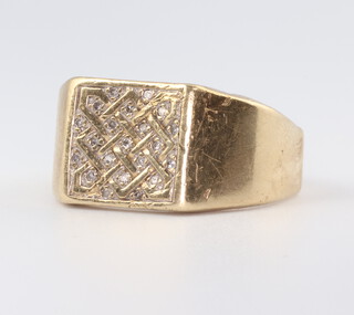 A gentleman's yellow metal diamond set signet ring, size T, 5.7gms