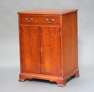 A Georgian style crossbanded cabinet with hinged lid, the base fitted cupboard enclosed by a panelled door raised on outswept bracket feet 90cm h x 63cm w x 50cm d (some contact marks) 