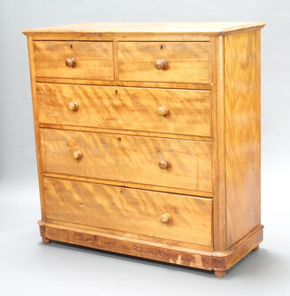 A Victorian bleached mahogany chest of 2 short and 3 long drawers with tore handles (1 missing) 120cm h x 115cm w x 51cm d (split to top, sides and ring marks in places) 