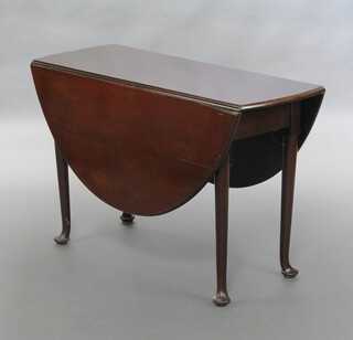 A Georgian mahogany oval drop flap dining table, raised on pad feet 70cm h x 110cm  w x 40cm when closed x 120cm when closed (top warped and has a split, contact marks, damage to rule joint)