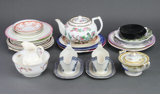 A pair of Victorian sauceboats minor china