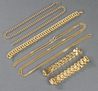 A quantity of gilt costume jewellery 