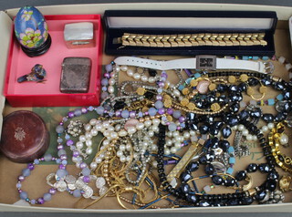A quantity of vintage and other costume jewellery 