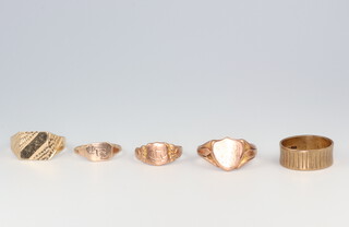 Five 9ct yellow gold wedding rings sizes U, U, M, M and M, 12 grams
