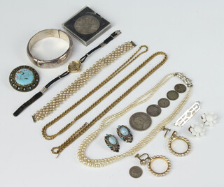 An imitation pearl bracelet and minor costume jewellery 