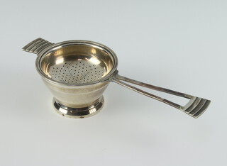 An Art Deco style silver tea strainer and stand Birmingham 1941 and 1946, 94 grams