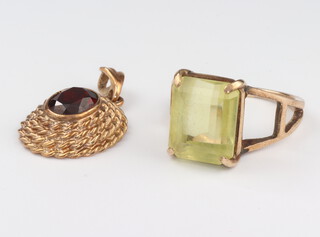 A 9ct yellow gold quartz dress ring, size N together with a garnet set yellow metal pendant, gross weight 7.8 grams 