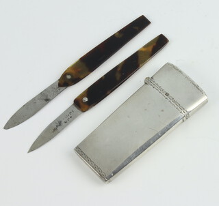 A George III silver etui of tapered form with simple engraved decoration containing 2 tortoiseshell knives London 1795 6.5cm 