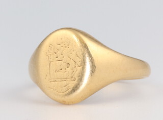 A gentleman's 18ct yellow gold signet ring, size M, 7 grams 