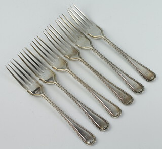 A set of 6 Edwardian silver beaded pattern dinner forks, London 1907, 354 grams 