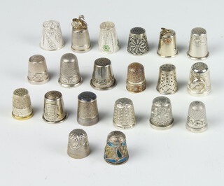 Twenty silver collector's thimbles, 100 grams  