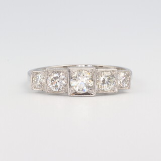 A white metal stamped Plat graduated 5 stone diamond ring 0.9ct, size N, 4 grams