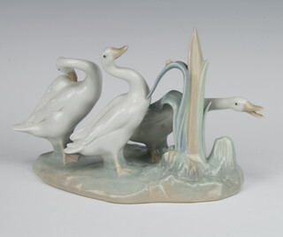 A Lladro group of 3 geese 4549 20cm 