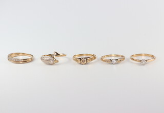 Five 9ct yellow gold gem set rings size K, 9 grams