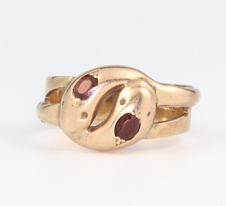 A gentleman's 9ct yellow gold snake ring with garnet eyes size X 7.5 grams