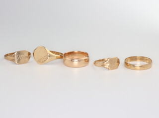 Five 9ct yellow gold rings size M, M, M, M and Z, 11 grams
