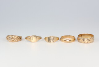 Five 9ct yellow gold rings, sizes K, K, K, K  and M, 11.5 grams