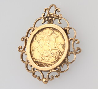 A Victorian sovereign 1899 in a 4 gram 9ct mount 