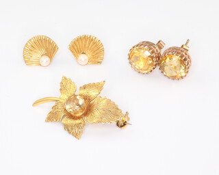 A 9ct yellow gold leaf brooch set with a citrine, 2 pairs of gem set earrings, gross weight 6.3 grams 
