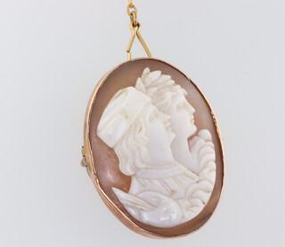 A yellow mounted cameo brooch with 2 figures in profile 3cm x 2cm 