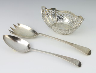A pierced silver boat shaped bon bon dish Chester 1915  and 2 spoons, 242 grams