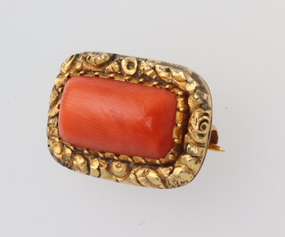 A 19th Century yellow metal coral brooch 2cm 