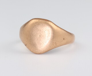A gentleman's yellow metal 18ct signet ring 4.2 grams, size H 1/2