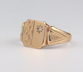 A gentleman's 9ct yellow gold diamond set signet ring 5.8 grams, size T 1/2