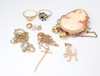 A yellow metal 18k gem set ring, size M, a gilt metal mounted cameo brooch and minor jewellery including a gilt pendant and chain, gross weight excluding cameo 22 grams  