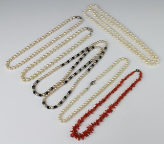 An Art Deco imitation pearl necklace and minor necklaces 