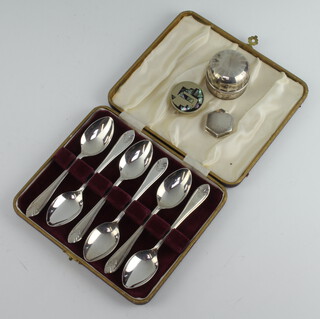 A set of 6 silver coffee spoons Sheffield 1957, 2 trinket boxes and a ring box, weighable silver 102 grams 