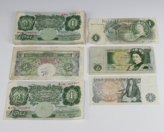 Thirty one pound notes, chief cashier L K O'Brien, non sequential and 7 later ditto 