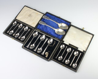A cased set of silver coffee spoons London 1938, a ditto of 6 coffee spoons and 5 teaspoons together with 2 dessert spoons, 222 grams